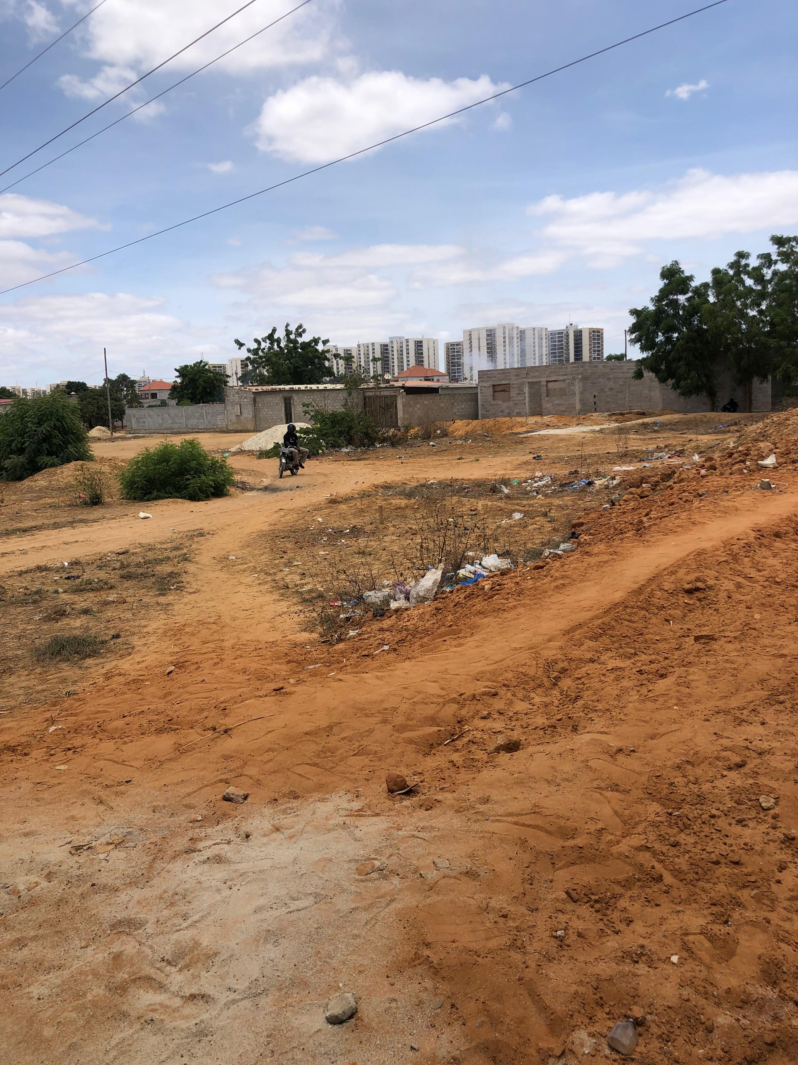 VENDE-SE TERRENO  Localização 📍Por trás da Vida Pacífica zona 3 em Luanda