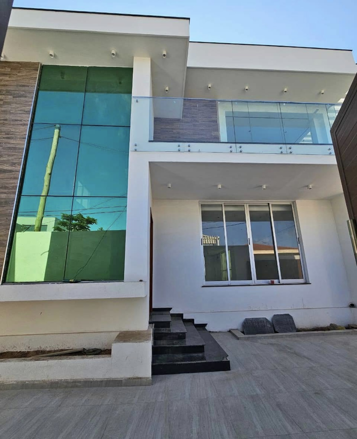 Vivenda V4+1 no talatona - bairro Militar  Parte de cima  3 quartos suites com roupeiros embutidos  1 sala  Em baixo  sala de estar e jantar 1 quarto  1 wc de apoio  Cozinha   Zona externa  Anexo  Arrumos Quarto Wc de apoio  Piscina Quintal pra 3 jeeps  Parte de cima do anexo  Escritorio com varanda  Preço: 300 milhões de kwanzas