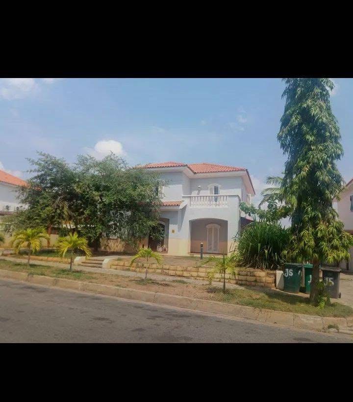 FOR SALE/VENDE-SE  VIVENDA NO CONDOMÍNIO CAJUEIRO TALATONA   T5 1° andar Rés do Chao incluindo uma suíte e um WC de apoio os quartos .  Sala comum WC de apoio a sala  Cozinha incluindo despensa Uma garagem para 4 viaturas Um tanque de 20 mil litros Um quintal vasto com anexo de 2 quartos com WC de apoio  WC de apoio ao quintal  PREÇO 430 MILHÕES   Directo do imóvel 