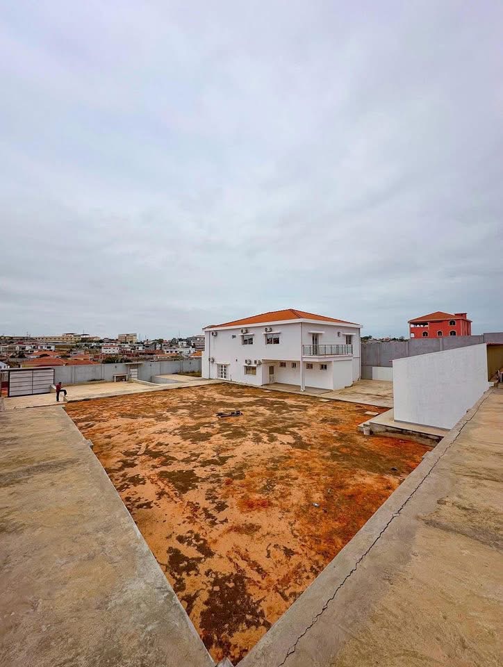 VENDER: VIVENDA V6+1 NO LAR DO PATRIOTA  Vivenda V6+1 no Lar do Patriota, implantada num lote de 1.480 m² — fachada elegante, ambientes amplos e muita luminosidade.  Dispõe de:  • 5 Suítes  • 1 Quarto normal  • 1 Sala de 2 ambientes  • 1 Cozinha equipada  • Escritório / sala multimédia  • Lavabo e WCs de apoio distribuídos  • Varandas com boa circulação  ANEXO / ÁREAS DE APOIO:  • 1 Quarto independente  • 1 Cozinha de apoio  • 1 Sala multimédia  • Lavandaria e arrecadações  • Bar e WCs externos  LOGRADOURO & INFRA:  • Quintal amplo — estacionamento para várias viaturas  • Gerador 30 kVA  • Tanque de água (12.000 L)  • Espaços exteriores ideais para piscina e jardim  ✅ Por: 220.000.000 AKZ  🏡✨ #VivendaDeLuxo #LarDoPatriota #ImóvelPremium #CasaDosSonhos #MarcosMediadorVersátil #ImobiliáriaAngola #VendasDeImóveis #LuandaSul #VianaLuanda #InvestimentoSeguro #ImóvelDePrestígio #OportunidadeÚnica #CasaEspaçosa #RealEstateAngola #LuxuryHomeLuanda #ImóveisDeLuxo #VivendaParaVenda #BuyInLuanda #CasaPerfeita #MediadorVersátil