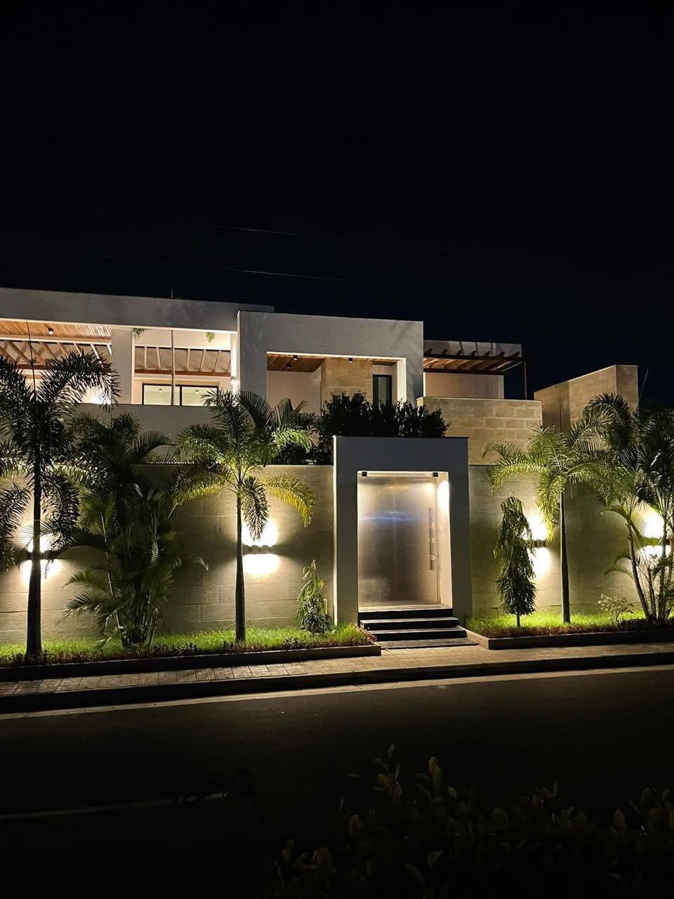 🏠VENDA/ FOR SALE🏠  VIVENDA V8 NO PATRIOTA  Vivenda V8 no Patriota disponível para venda Descrição do imóvel:  - 8 Quartos todos os quartos são suítes - 1 Sala de estar - 1 Sala de cinema - 1 Sala de jogo - 2 Cozinhas - 4 Wc's de apoio.  Extras: - Quintal para mais de 6 viaturas - Ginásio - Gerador de 100 kvas - Piscina privativa - Lavandaria - Tanque de água de 30 ml litros - Sistema de purificação da água - O imóvel contém um sistema de ar condicionado industrial.  Valor da venda: 1.500.000 USD negociável  👨🏽‍💻representante directo👨🏽‍💻 