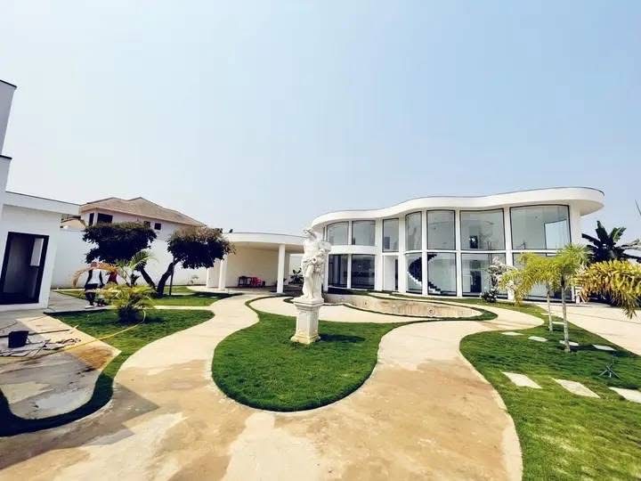 A VENDA:  MORADIA V5+ ANEXO  ALTO PADRÃO   Construída num espaço de 1.200M2  "TIPOLOGIA: V5 TODOS QUARTOS SUÍTES   OBS: ESTACIONAMENTO PARA 10 VIATURAS   DESCRIÇÃO:  * Sala Com 4 Ambientes  * 2  Cozinhas * 1 Despensa  * 1 Lavandaria  * 3 WC de apoios * ⁠1 Casa de segurança  * ⁠2 Arrumos  *  📍Localização: Benfica: LADO OPOSTO DO LAR DO PATRIOTA/ ENTRADA JUNTO AO BANCO 🏦 SOL.  * Piscina e * Área de lazer.  Preço: 485 Milhões de Kwanzas, negociável.  