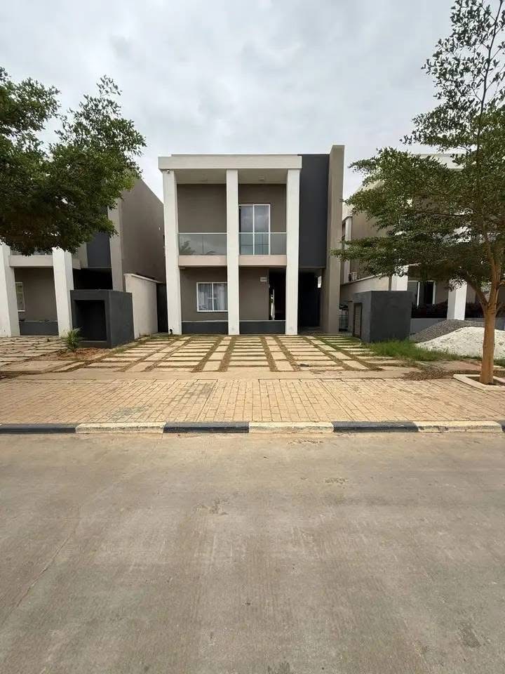 Moradia T3 Duplex 📍 Urbanização Boa Vida Condomínio III  VENDA por Kz 250.000.000,00  - 2 Quartos - 1 Suite master - Sala comum  - WC de apoio  - Cozinha equipada  