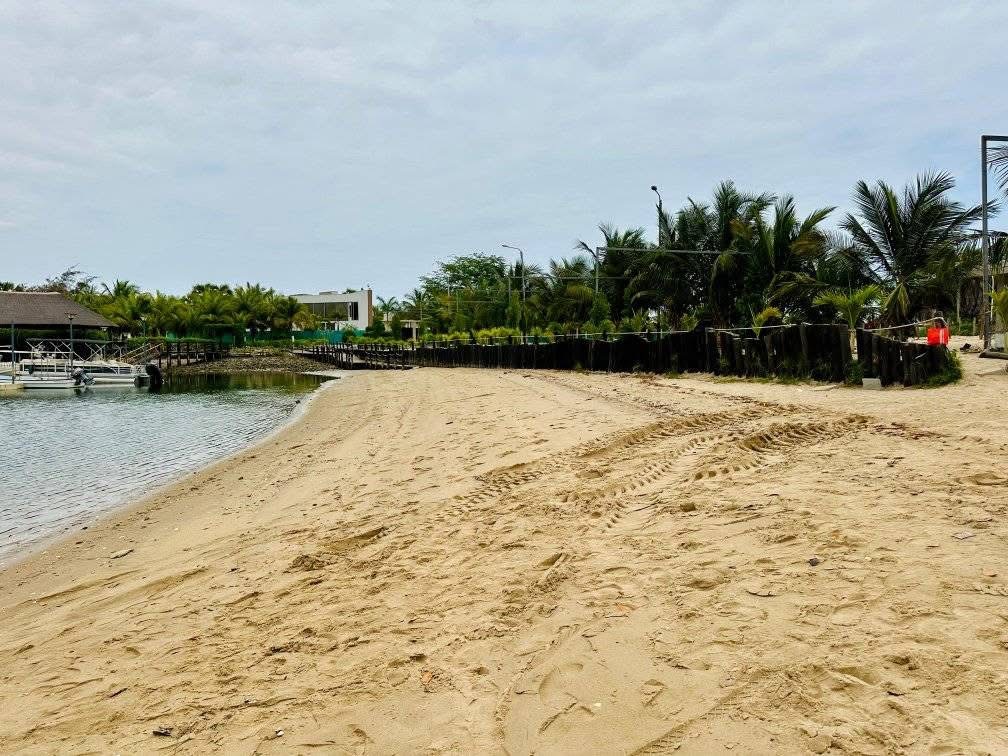 TERRENO NO MUSSULO | CASA BARCO   DIMENSÃO: 55/40 | 2.200 m²   PREÇO: 45.000.000,00 M/Kz NEGOCIÁVEL   LOCAL: MUSSULO | CASA BARCO, AO LADO DA CASA DO HIGINO CARNEIRO  DETALHES DO TERRENO:  - Documentação: COMPLETA;  - Segunda linha, 1min a pé para o mar; - Vedado: pilares de betão.  - Zona estratégica para habitação de casa de férias, risort ou construção de moradias para estadia curta e muito mais.  ATT: Disponível para visita das 08h até 16h. 