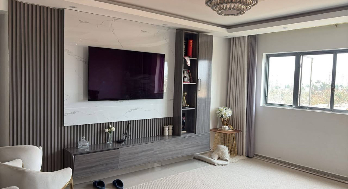 Vendo Apartamento no Kilamba T3 no Kk 5000 Apartamento Acabado, Teto Falso, Raquer física  e Todo ele Mosaicado  Prédio Limpo e com Segurança  A06B 1-Sala 2-Uma Cozinha Equipada 3- Quartos um deles Suite 4- uma Despensa 35.000.000kzs Totalidade   Preço bem negociável no terreno   3'  andar   Negociável