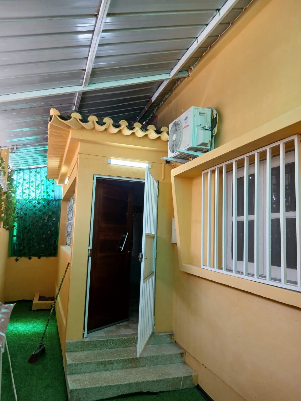 Vende-se vivenda Colonial V3  Local Marteris Rua 16   3 quarto 1 uma sala vasta 2 dois WC um de apoio dois quintal  Fronte e trás  Tanque de água  Energia da rede pré-pago  1 minuto da estrada principal avenida Ochi mim ou estrada principal do primeiro de Maio   Preço da venda 100 Milhões negociável