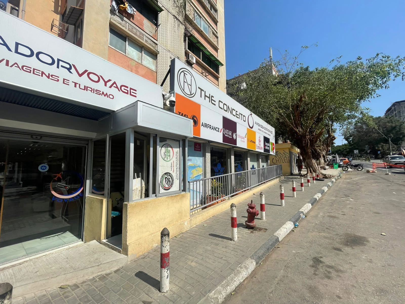 📍 Imóvel Comercial na Maianga  Espaço ideal para o seu negócio, numa localização estratégica de Luanda.  🏢 Composição:  ✔️ 6 escritórios (R/C) ✔️ 1 sala de reuniões ✔️ 2 escritórios adicionais ✔️ 1 sala de servidor ✔️ 1 sala de espera ✔️ Cozinha/copa, casa de banho e economato  📐 Área: 137,30 m² (documentada) 💰 Preço: 700.000.000 AOA  