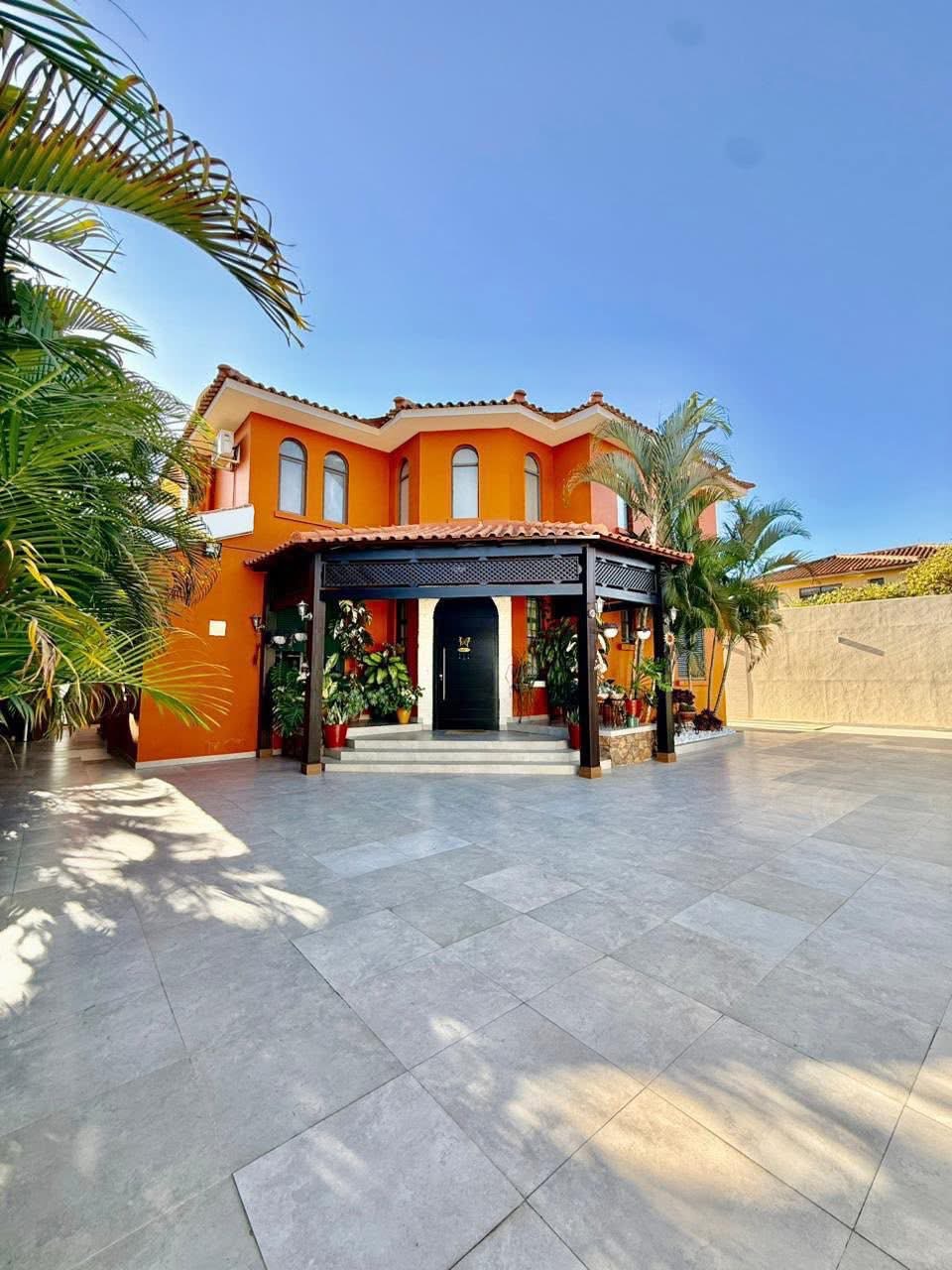 🏡 VENDE-SE: Vivenda V4 Mobilada no Condomínio Jardim de Rosas – Camama Apresentamos esta excelente vivenda de alto padrão, totalmente mobilada, inserida no prestigiado Condomínio Jardim de Rosas camama - Foto 1