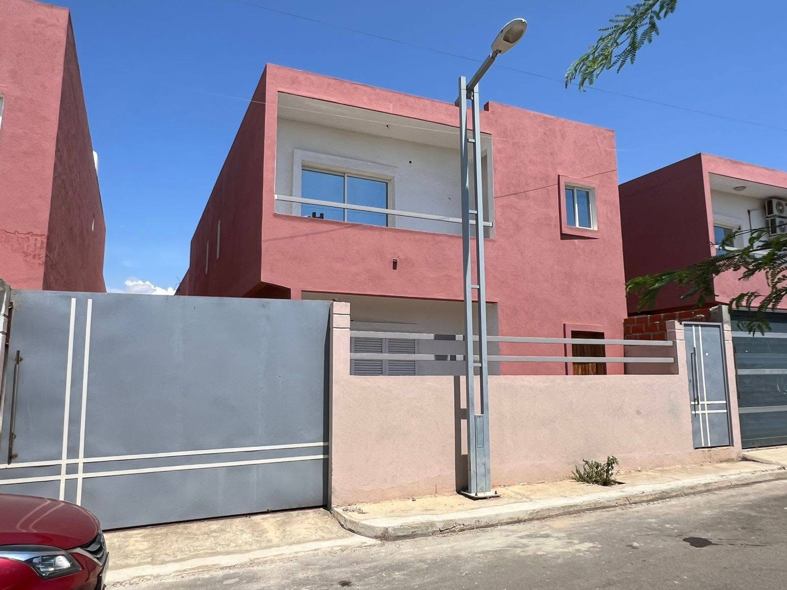 *Arrenda-se Vivenda (v4) condomínio vila nostra.* 600 mil mensal pagamento semestral Arrenda-se Vivenda no condomínio Vila nostra. Patriota/camama *VIVENDA NOVA NUNCA ANTES HABITADA* Condomínio-Vila nostra - Foto 1