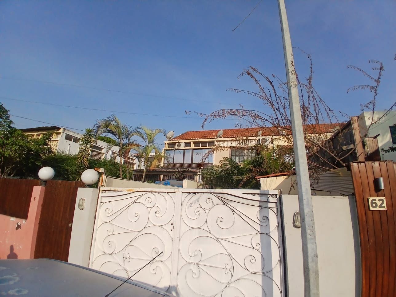 VENDE-SE VIVENDA V4 NO ALVALADE Invista numa localização privilegiada no coração de Luanda, numa zona calma, segura e de fácil acesso, próxima de importantes instituições públicas e privadas. 📍 Localização: Alvalade 📌 em luanda - T4