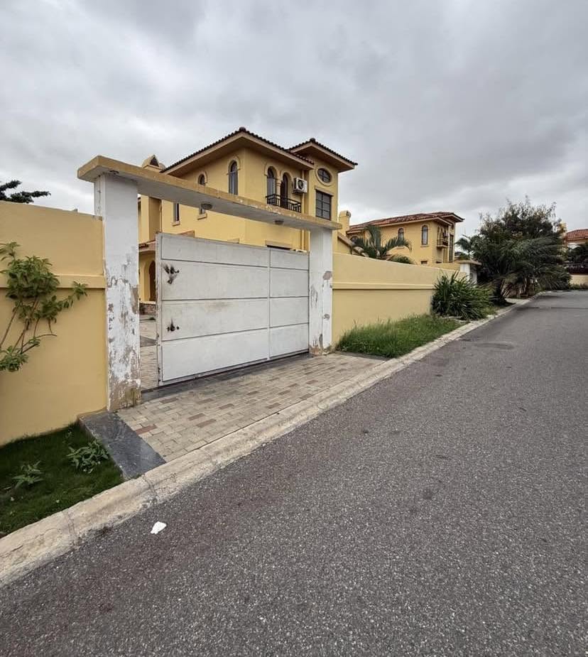 VENDE-SE VIVENDA V4+1 COM ANEXO NO CONDOMÍNIO JARDIM DE ROSAS 2•FASE : 370.000.000KZ NEGOCIÁVEL. em LUANDA - T5