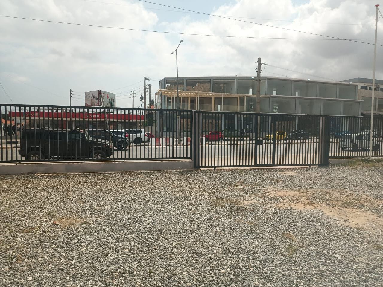 TERRENO a VENDA no PATRIOTA*👍 Localização : Via principal do Patriota. Próximo a CHANA. Dimensão: *40/60* em luanda