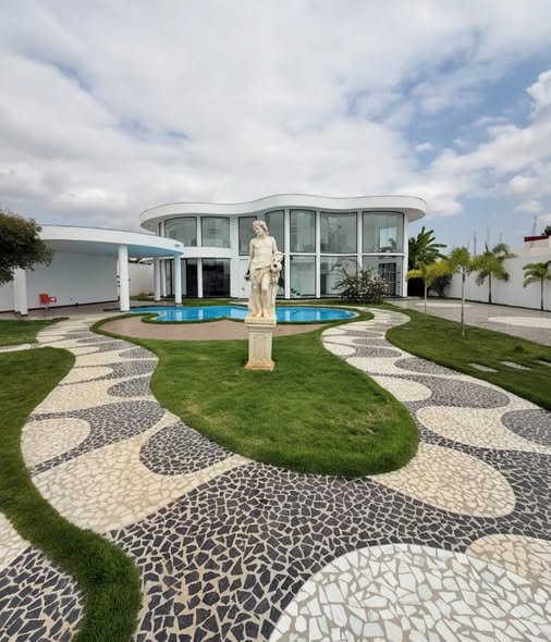 A VENDA:  MORADIA V5+ ANEXO  ALTO PADRÃO   em Luanda  - T6