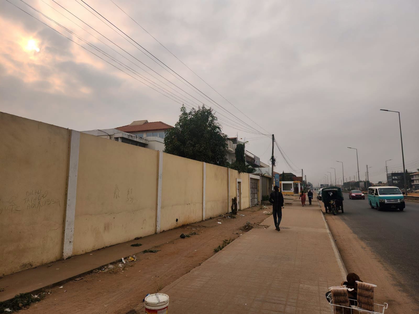 Vende-se Está Vivenda T4 espaço para fazer Anexo Camama Frente a estrada principal - Foto 1