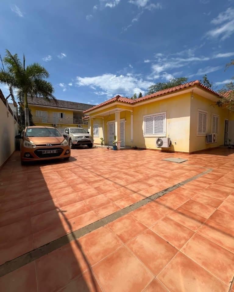 VENDA/ARRENDAR Vivenda V3+2 localizada na Rua Direita do BFA Benfica disponível em luanda BENFICA - T5