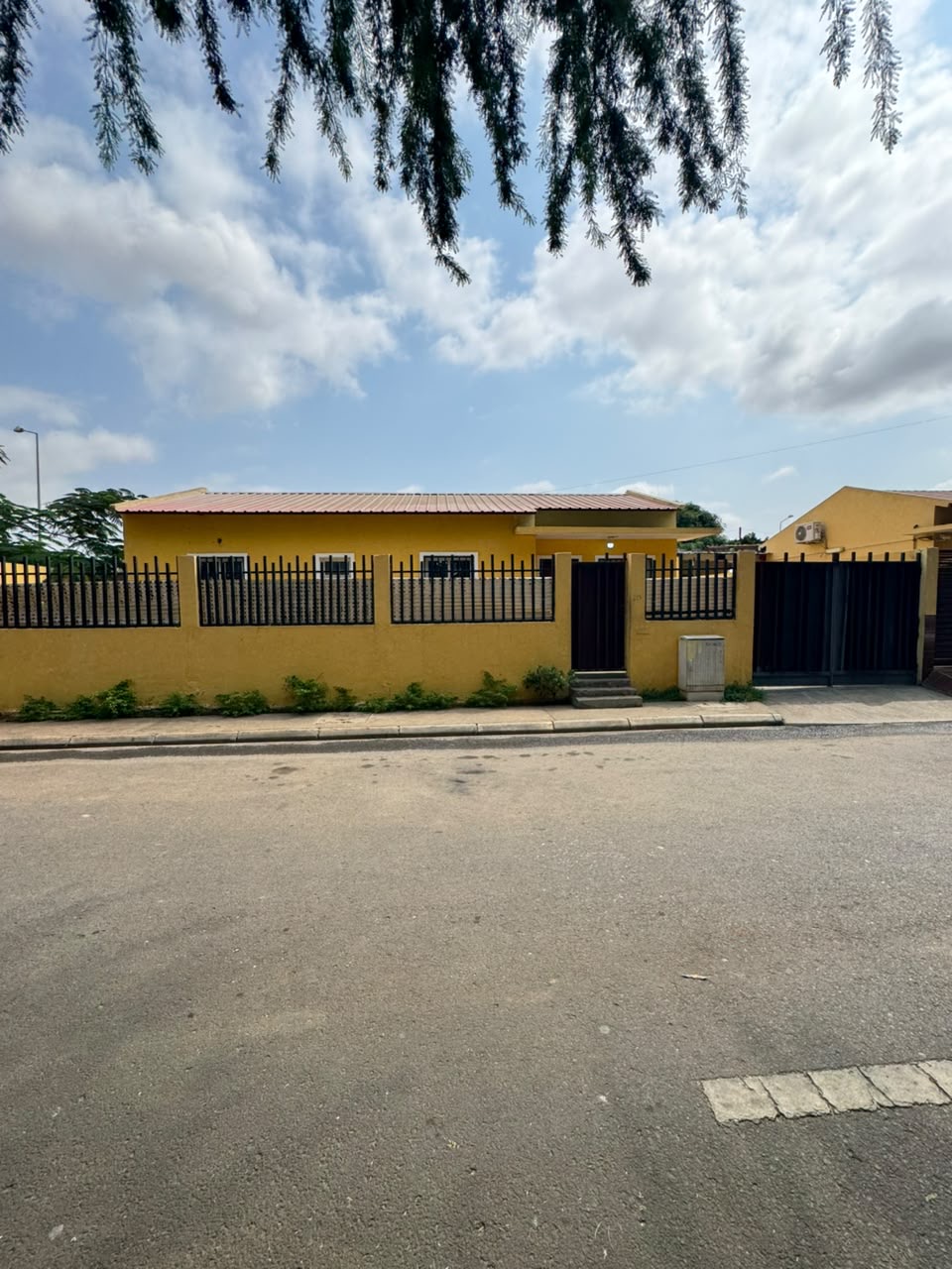 Vivenda T3 Localização: Camama Preço: 65.000.000.00Kz em Luanda - T3