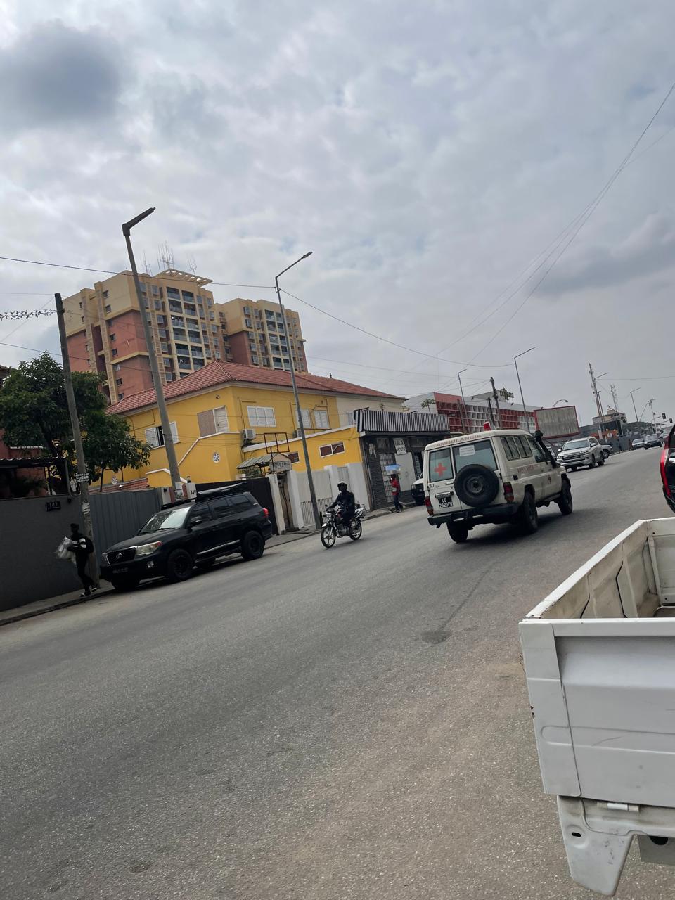 ARRENDA-SE | IMÓVEL COMERCIAL NO CRUZEIRO  Excelente oportunidade para instalar o seu negócio numa localização estratégica, com grande visibilidade e fácil acesso, de frente para a estrada principal.  