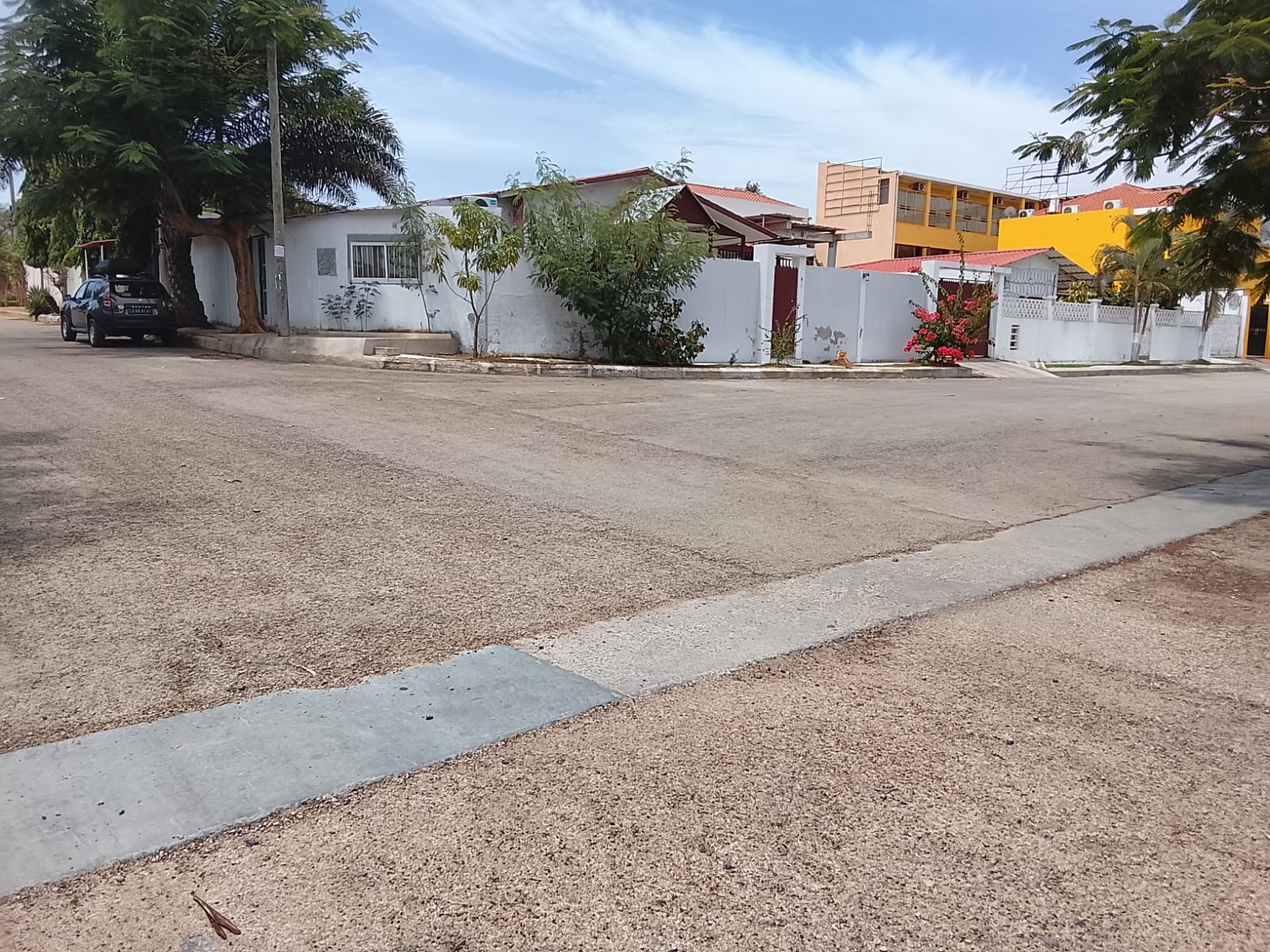 Vende-se uma vivenda T3 na urbanização bpc (camama).    em luanda - T3