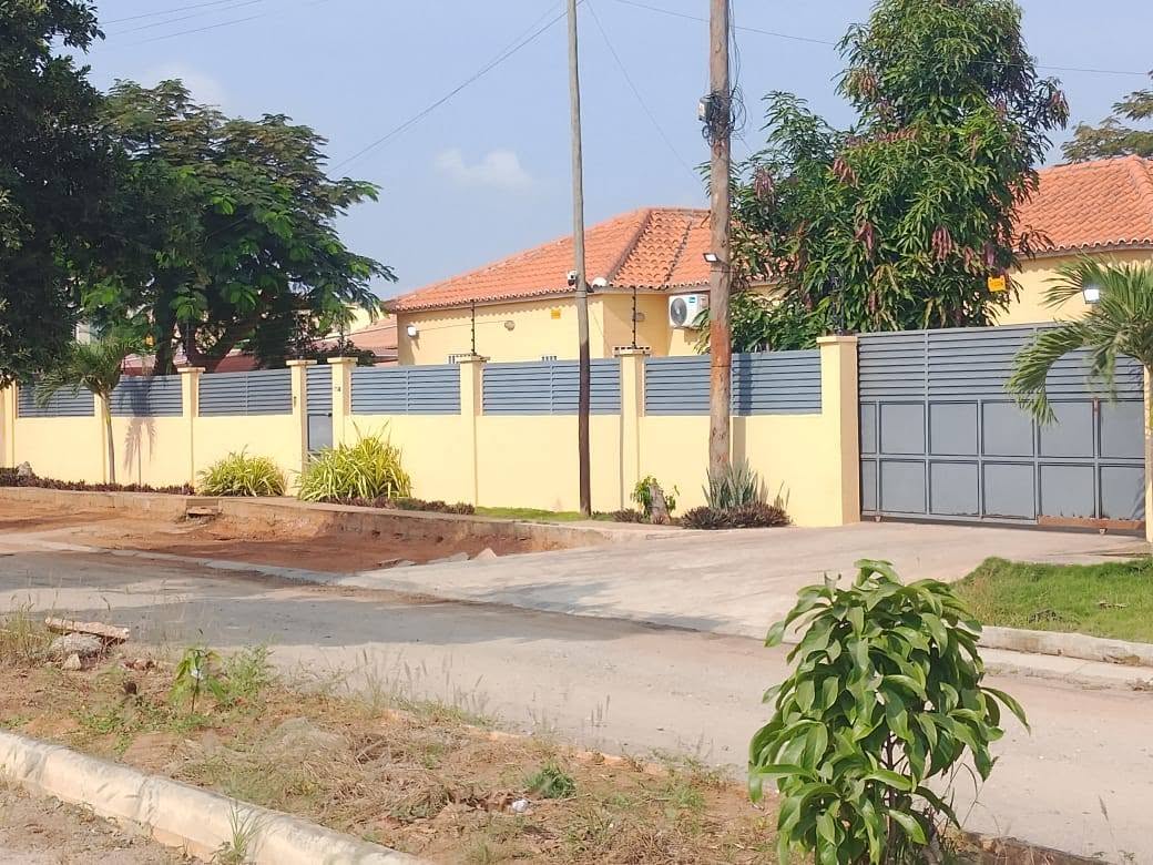 MORADIA V3 À VENDA NO LAR DO PATRIOTA 1.ª Fase 🏡 📍 Localização Premium – 1.ª Fase do Lar do Patriota Excelente oportunidade de investimento numa das zonas com maior crescimento e valorização imobiliária de Luanda. Situada a apenas 3 minutos da via principal asfaltada, na Rua da Casa, entre o Kuditemo e a Esquadra da Polícia. 