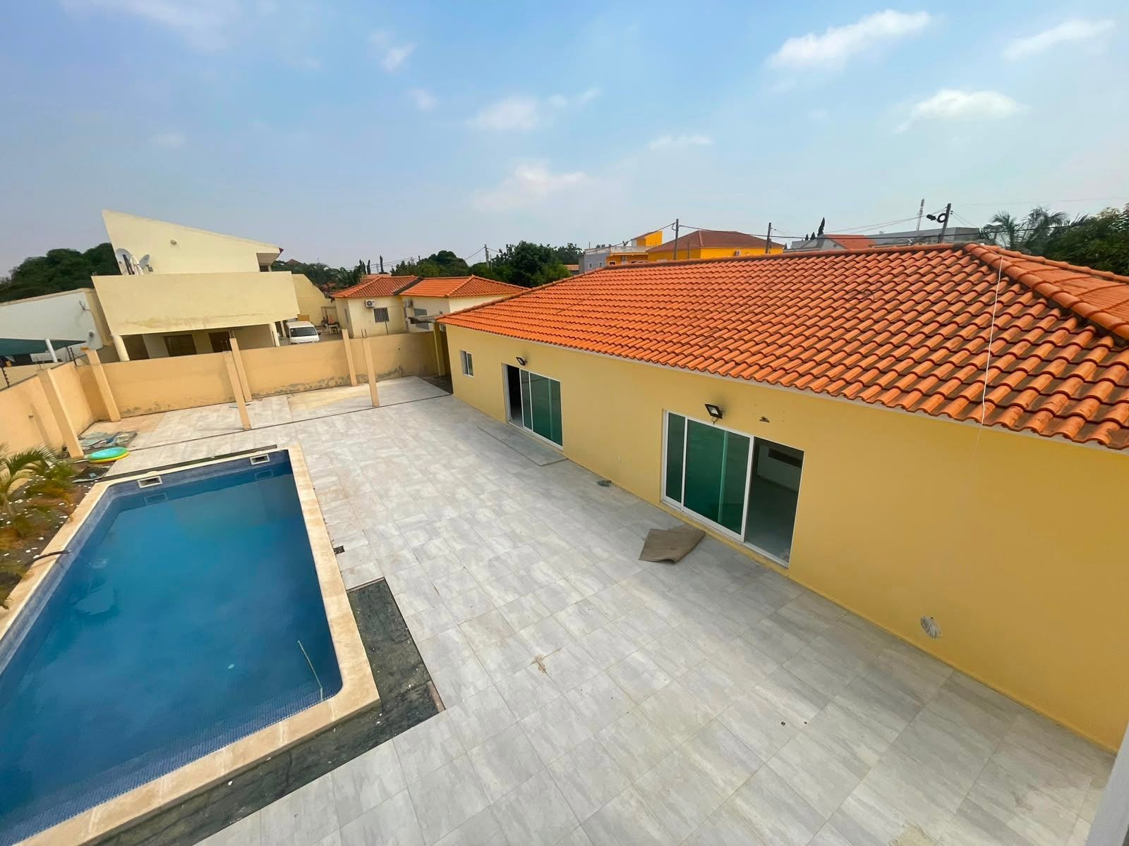  EXCLUSIVA VIVENDA V3+2 DE LUXO À VENDA – TALATONA, PATRIOTA ✨🏡 PREÇO 260MILHÕES Conforto, sofisticação e lazer num só lugar! Se procura uma residência de alto padrão para viver com a sua família ou investir com segurança, esta magnífica vivenda é a oportunidade ideal. 📍 Localização privilegiada: Patriota, 2.ª Fase, Largo da Amizade – Talatona 