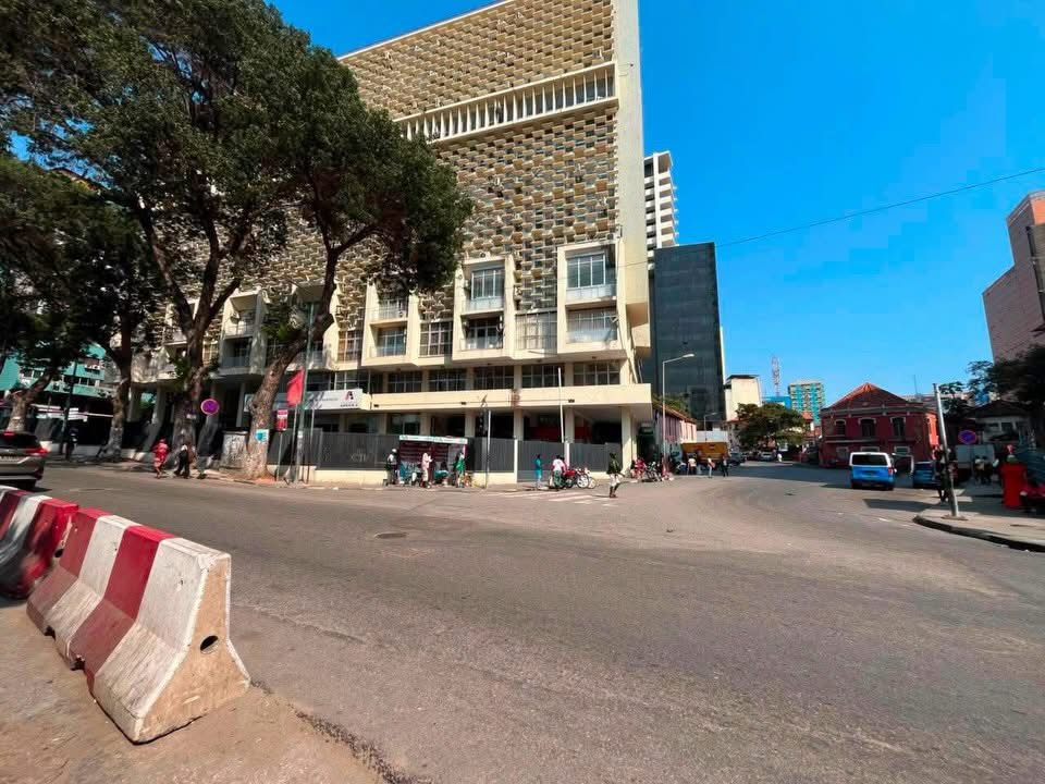 Venda Espaços comercial à venda com a dimensão 1.973,87, m2 na Cidade. Localização : Mutamba (prédio do ministério das obras públicas) premier bet/ ao lado do ministério das finanças Por: 100 milhões kz Negociáveis Espaços comerciais rés-do-chão + entre piso + cave + compartimentos Documentação: Certidão Predial Zona estratégica, em pleno coração de Luanda em Luanda
