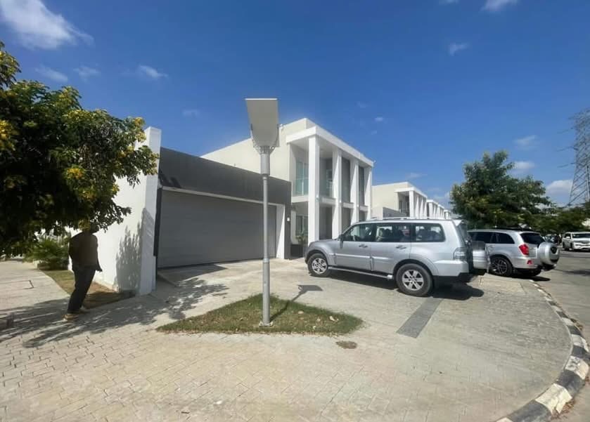 A VENDA VIVENDA DE ESQUINA NA URBANIZAÇÃO BOA VIDA. VIVENDA V6 MOBILIADA em Luanda - T6