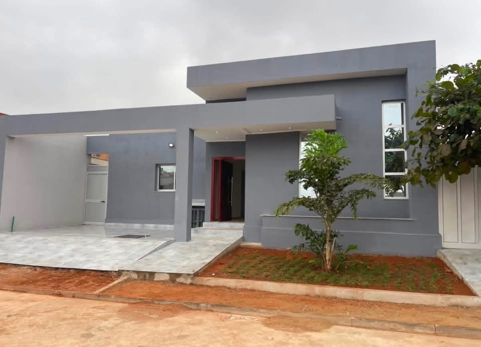 🏡 VIVENDA V4 TÉRREA NOVA À VENDA 📍 Condomínio Suvenir, próximo ao Condomínio Esplendor das Acácias. 💰 Preço: 160.000.000 AOA (Negociável) Uma excelente oportunidade para quem procura conforto, segurança e qualidade de vida numa zona privilegiada. em Luanda - T4