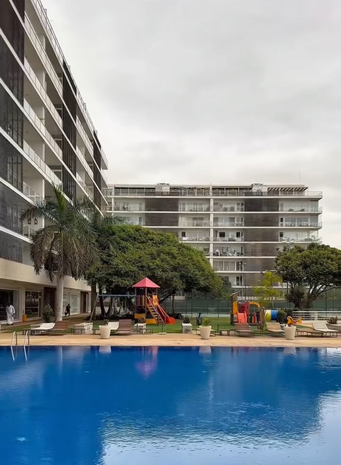 VENDA | APARTAMENTO T3 DE ALTO PADRÃO – CONDOMÍNIO TERRAÇOS DO ATLÂNTICO, TALATONA 📍 Localização: Talatona – Condomínio Terraços do Atlântico 💎 Sofisticação, conforto e exclusividade num dos condomínios mais prestigiados de Luanda. - Foto 1