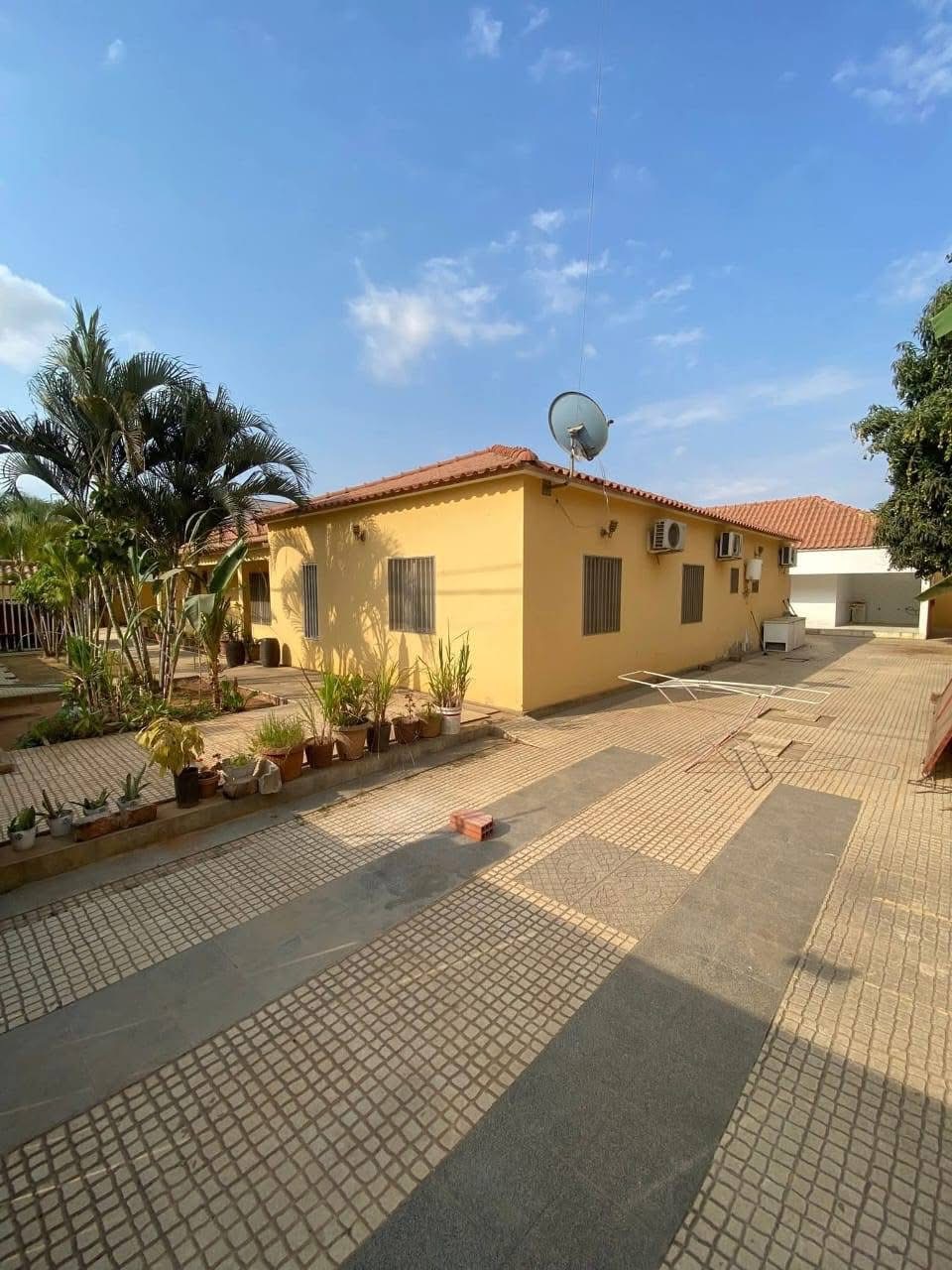 Vivenda Térrea V3 +3 Localização - Patriota, Junto ao Condomínio das Oliveiras em Luanda - T6