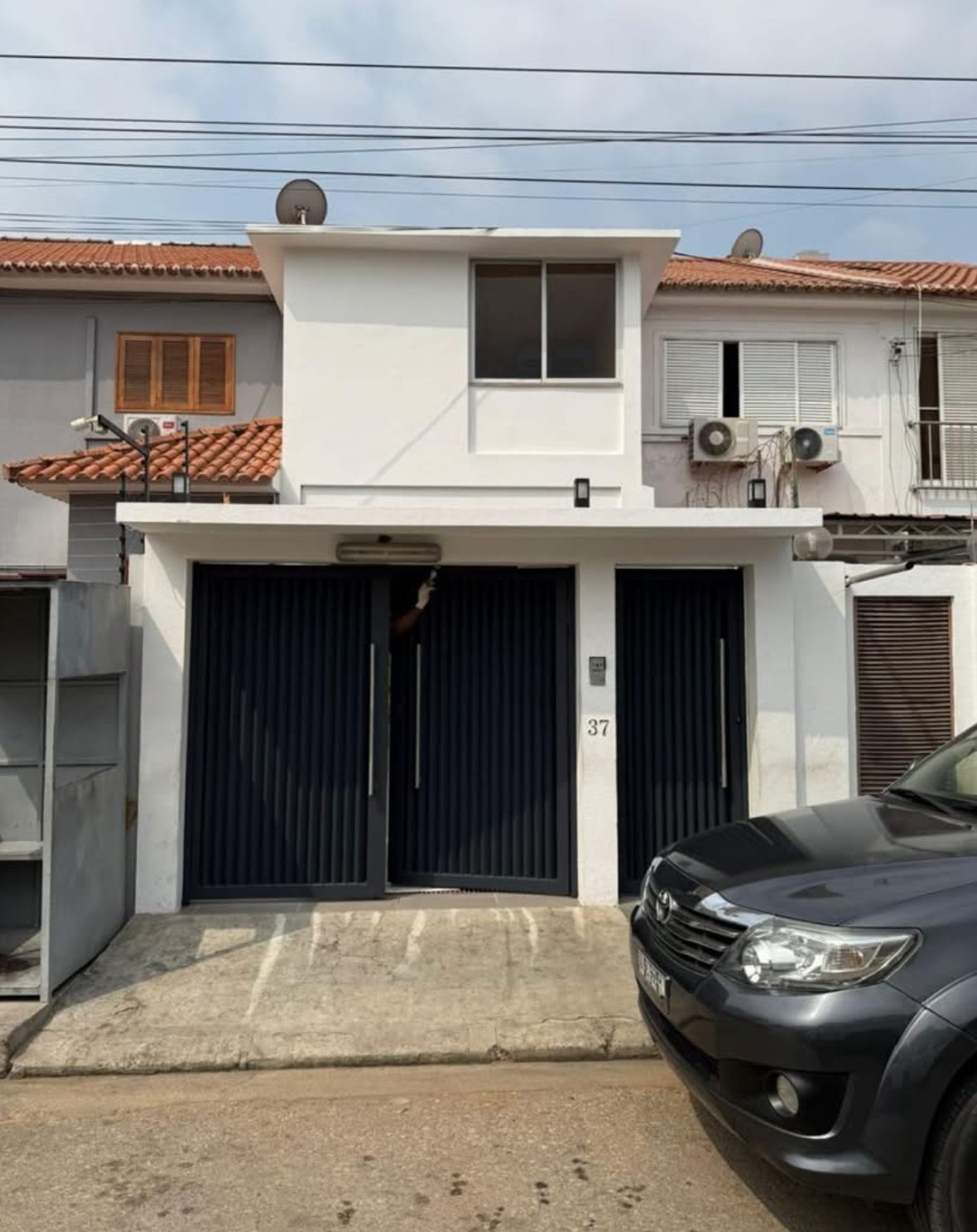 🏡 VENDE-SE BELÍSSIMA VIVENDA V4 DUPLEX – MIRAMAR 📍 Localização: Miramar, junto à Embaixada da Ucrânia – uma das zonas mais nobres, seguras e valorizadas de Luanda, com fácil acesso a serviços, instituições e comércios. em Luanda - T4