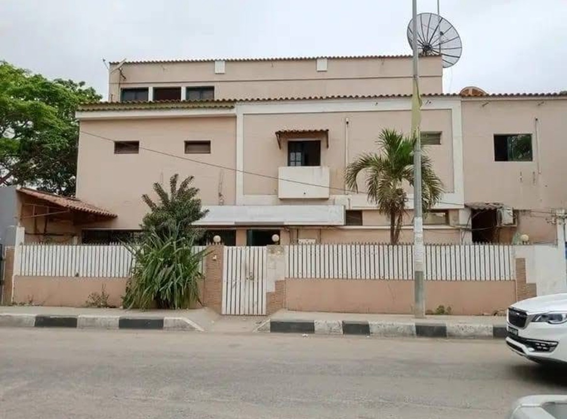 VENDA: GUEST HOUSE NO CENTRO DA CIDADE VILA ALICE. 📍 Tipologia: T14+6 em Luanda - T14