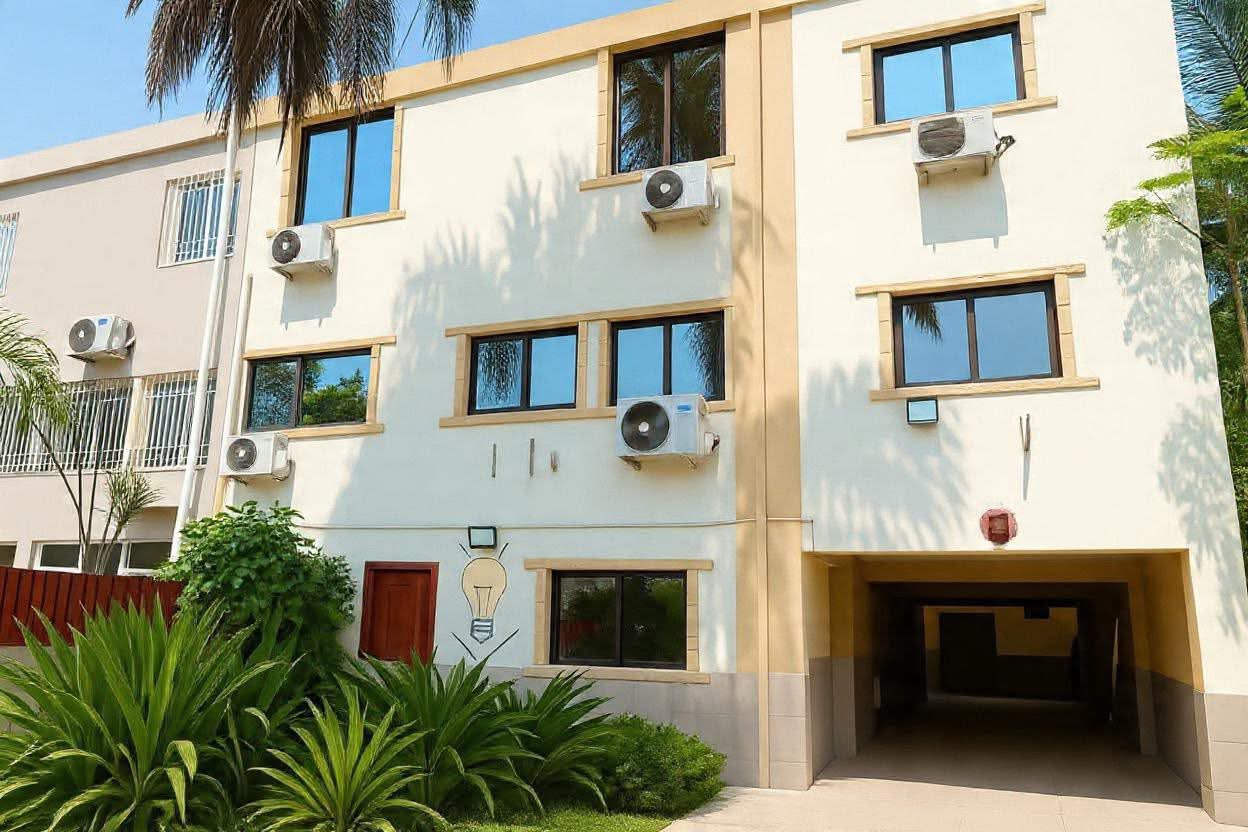 VENDO MANSÃO COMERCIAL - MAIANGA POR 500 MILHÕES KZ Localização Premium: Maianga, em frente à Imigração Estrangeira. Zona diplomática e empresarial mais valorizada de Luanda. em Luanda - T10