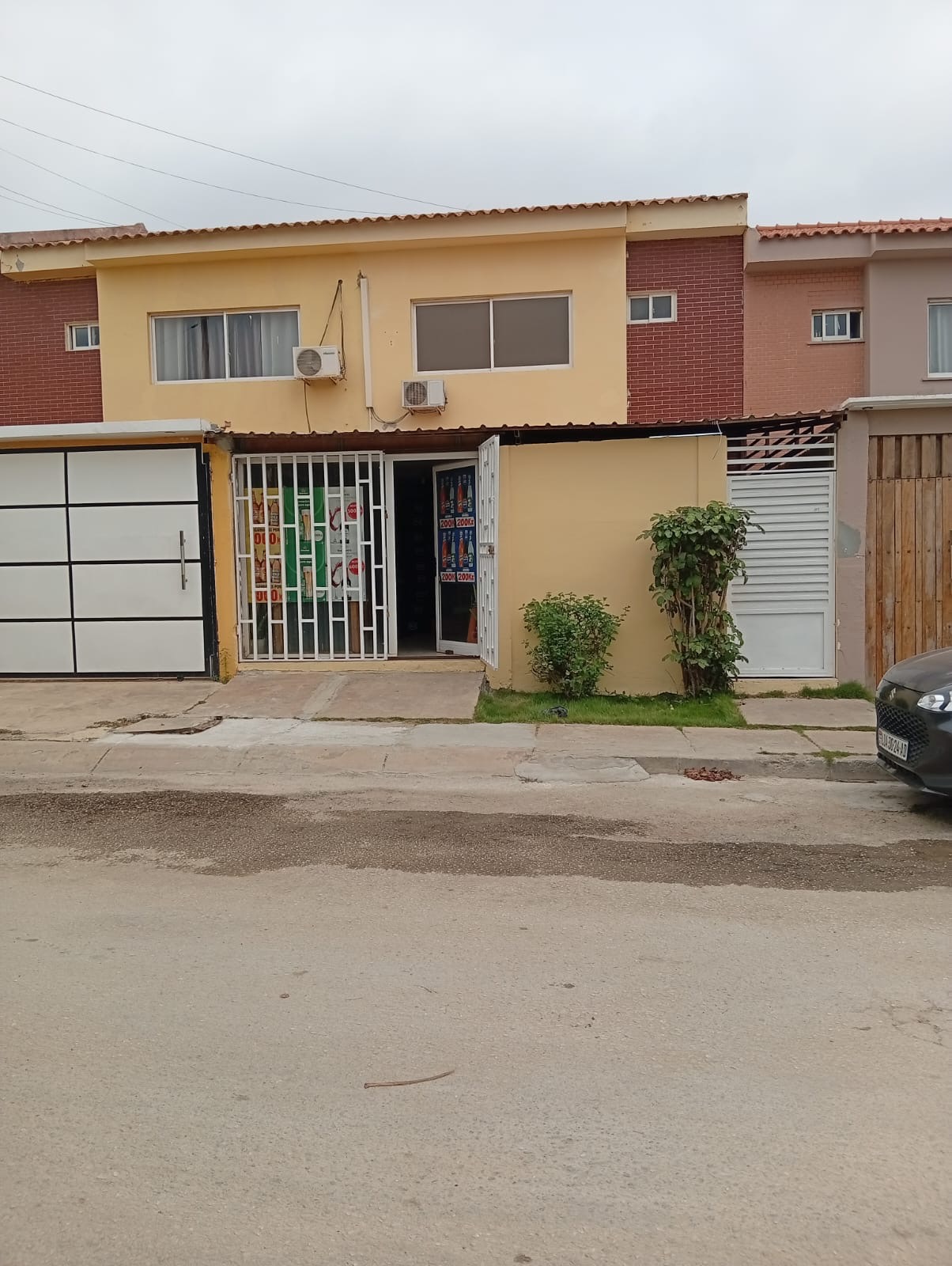 VENDE SE uma Vivenda no condomínio jardim do Éden Camama em Luanda - T4