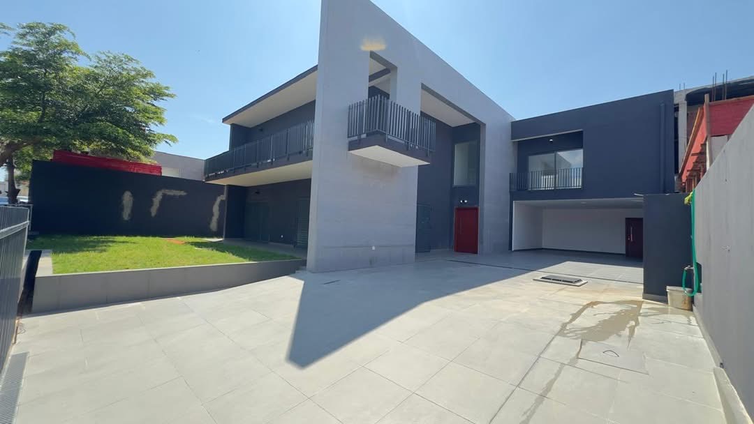 *Oportunidade exclusiva p/ arrendar, disponível no mercado imobiliário* Vivenda V8+1 no condomínio *Atlântico 14 em Talatona* - Residência familiar em Luanda - T9