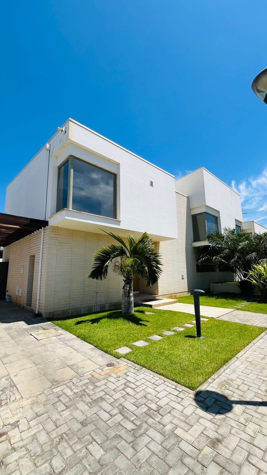 *VENDE-SE:Vivenda V4 c/ piscina no Condomínio DALM Talatona.* em Luanda - T5