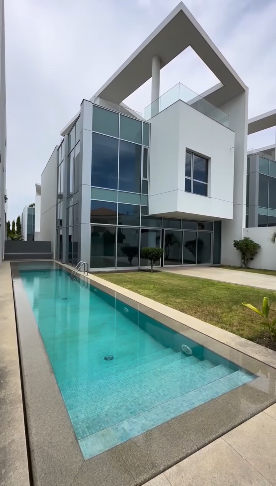 Vivenda V6 no condomínio V-Garden - Talatona, disponível para venda. em Luanda - T6