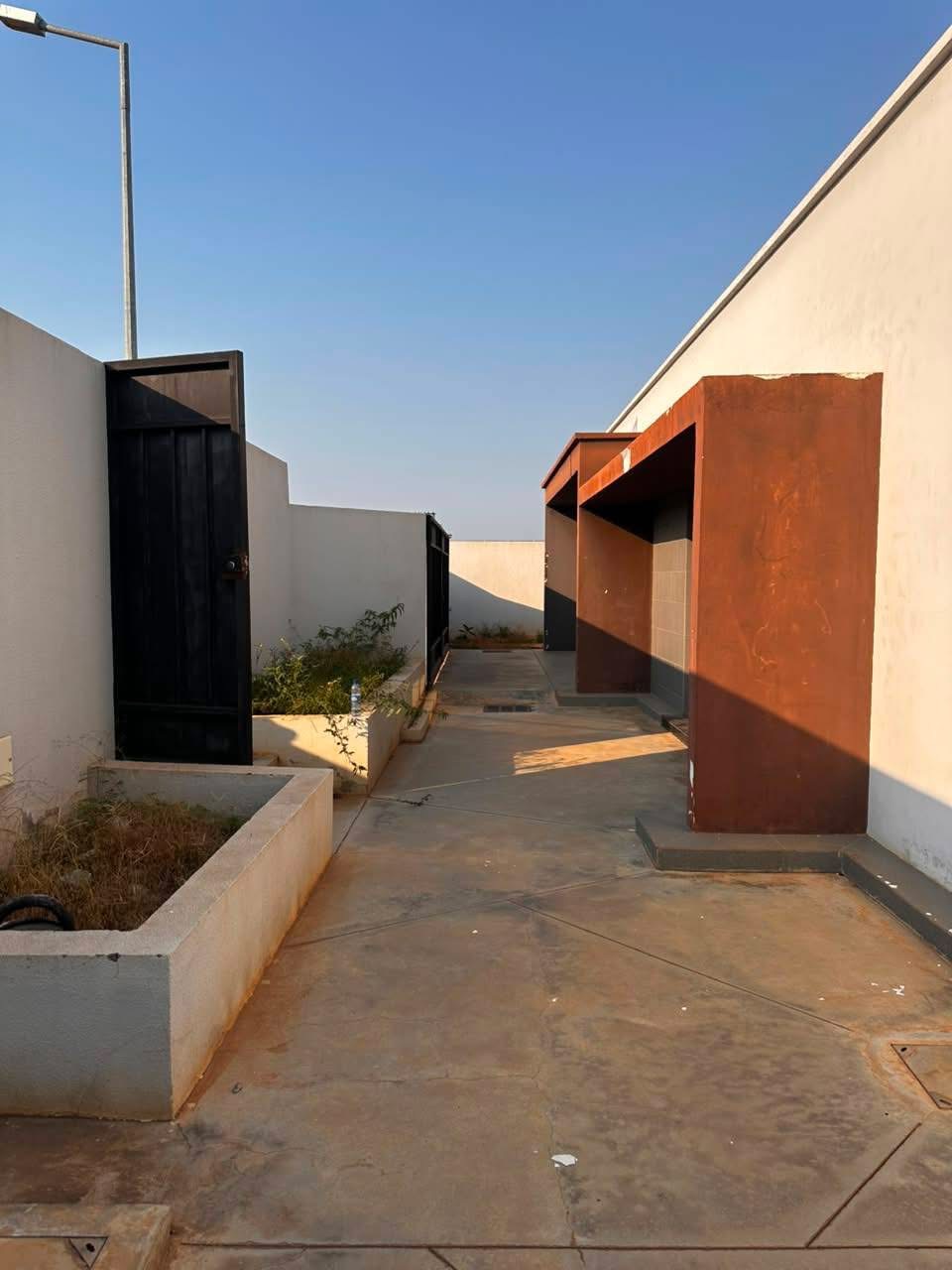 🏡 VENDER | MORADIA T3 NO CONDOMÍNIO KANDANDO. 📍 Localização: Patriota – Condomínio Kandando, AGT - Foto 1