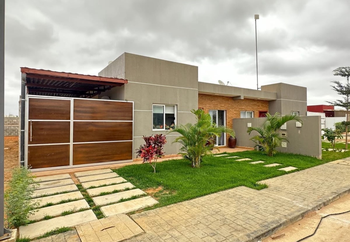 LUANDA ANGOLA 🇦🇴  VENDE SE UMA Vivenda com a mobília e com todos quipamento de casa   Condomínio Boa Vida  Condomínio 11