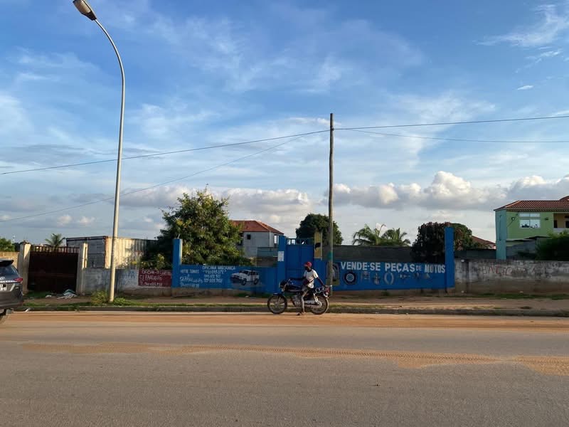 À VENDA *TERRENO JÁ VEDADO-DEFRONTE AO ASFALTO 📍TALATONA* Bairro Militar *Com toda documentação* POR APENAS: *175.000.000,KZ À NEGOCIAR* Dimensã: *30/40* *Documentações em posse:* Titularidade; Croquis de localização; Memória descritiva; Edital; Declaração da comissão dos moradores; Ficha de vistoria; Sinope; Talhão. *Direito de superfície✅* - Foto 1