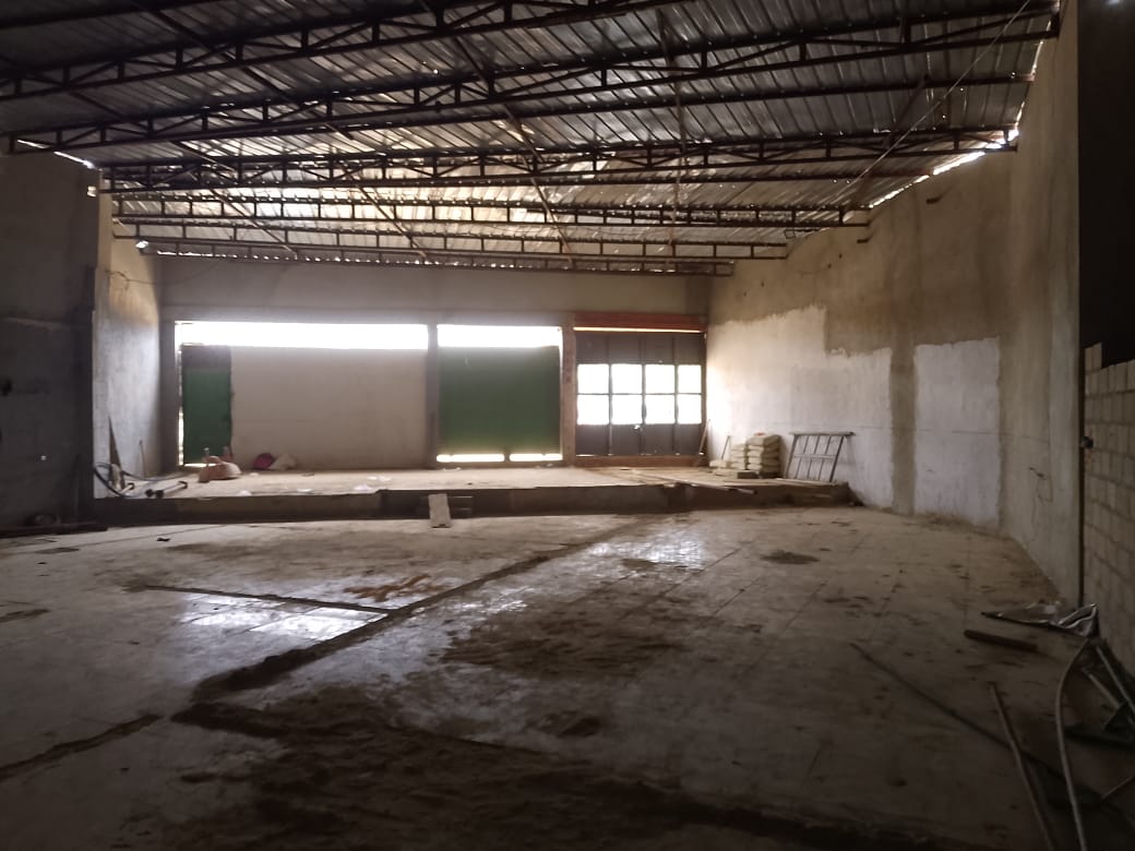 Vende se esse terreno com um armazém dentro do mesmo terreno. Ta localizado no zango 3, enfrente ao Angualissar, na via principal do zango 3,, com as seguintes demiçoės: 40/20s