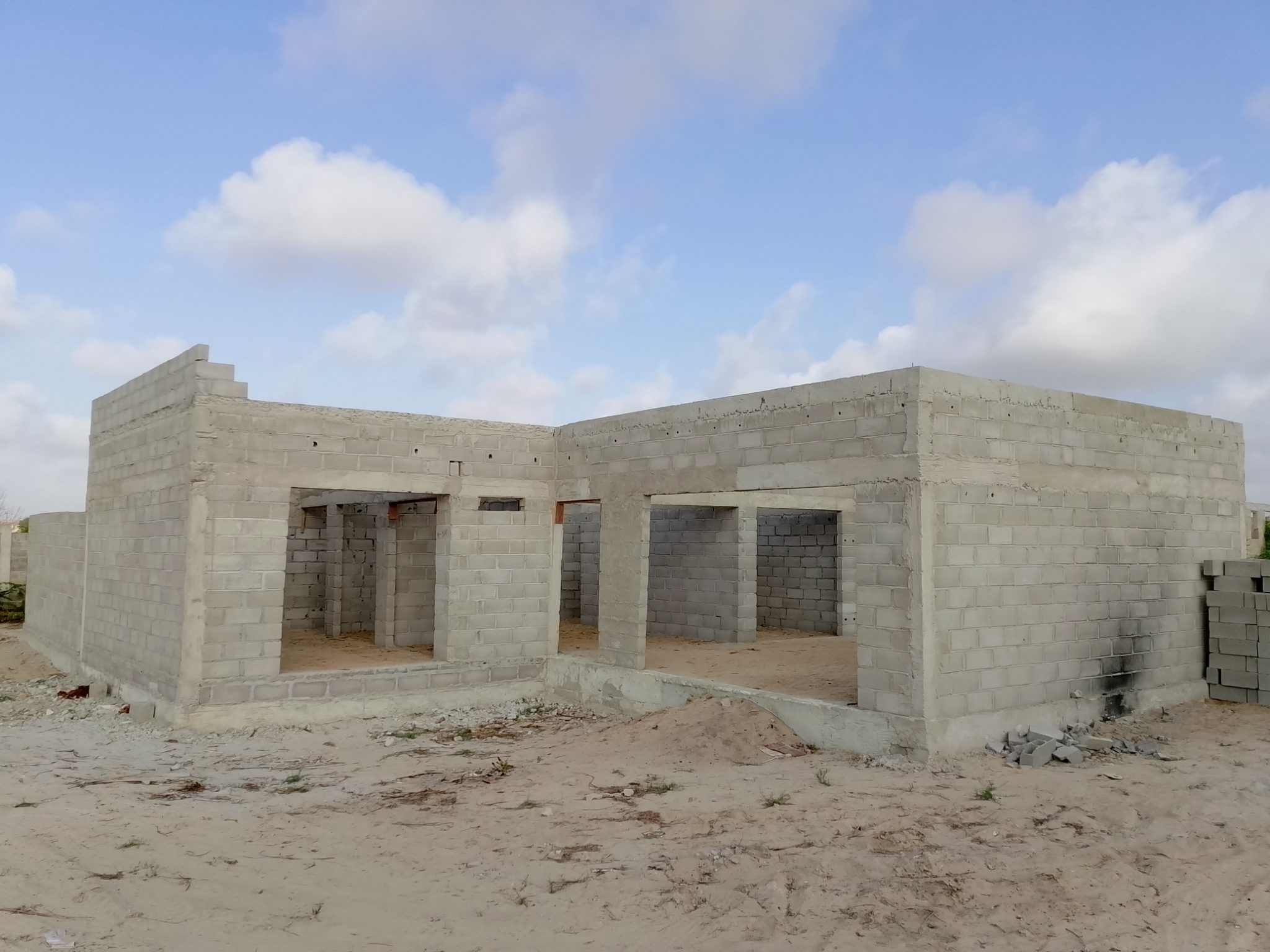 Venda de casas inacabadas dentro de um projeto fechado 