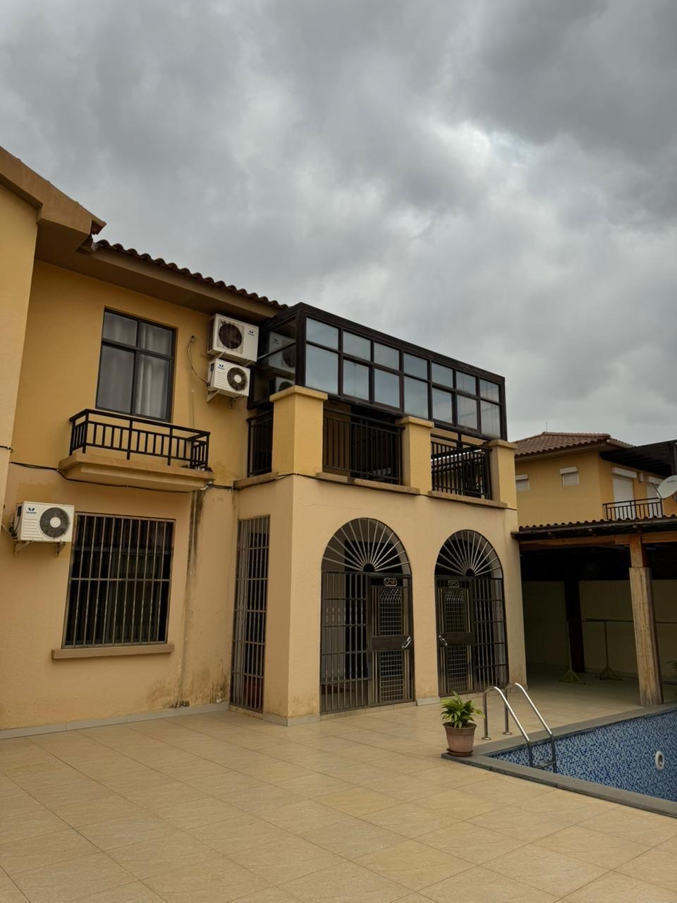 Vivenda T5 a venda no Condomínio jardim de rosas na 3 fase em Luanda - T5