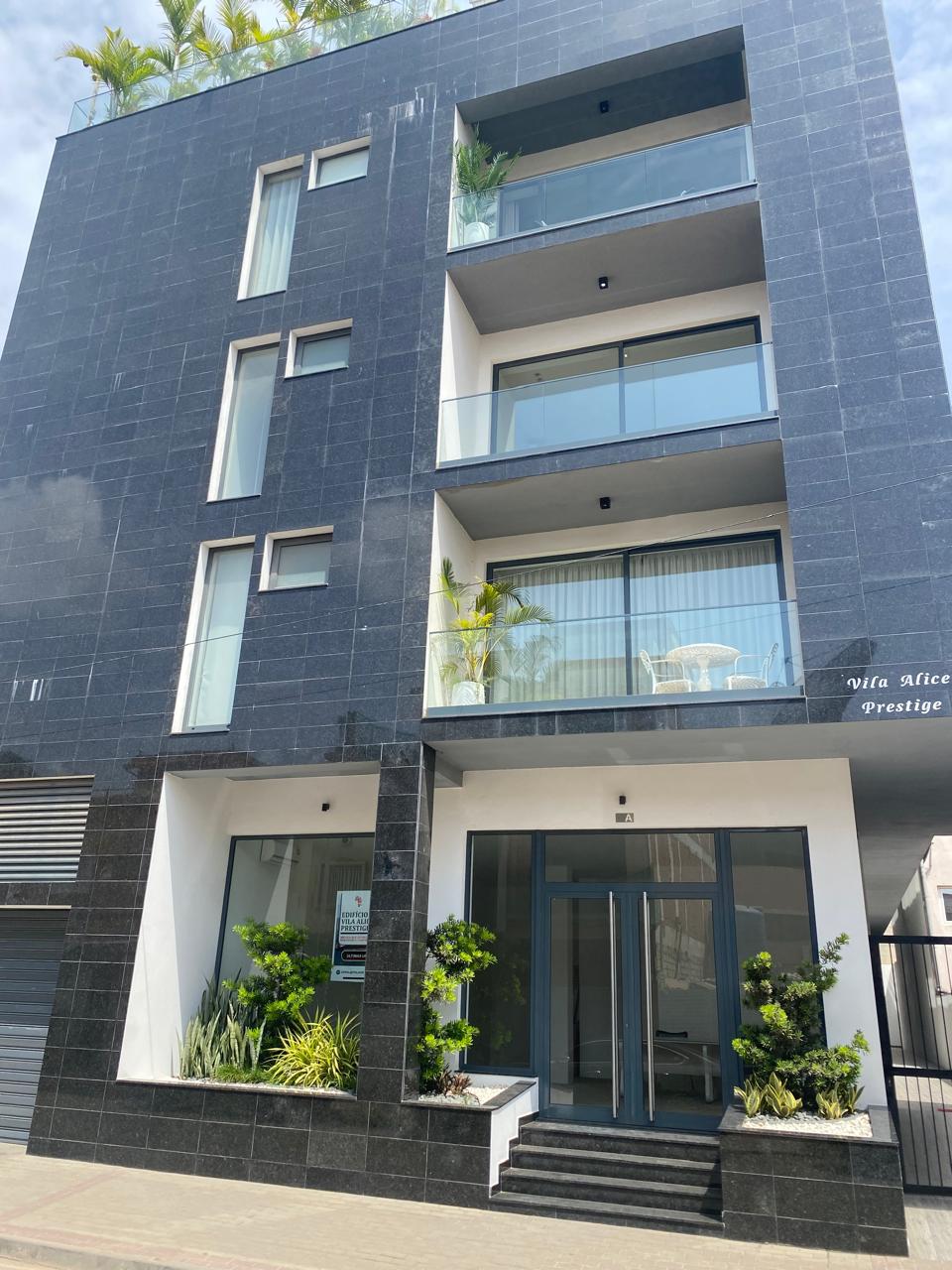 Apartamentos e lojas - Foto 1