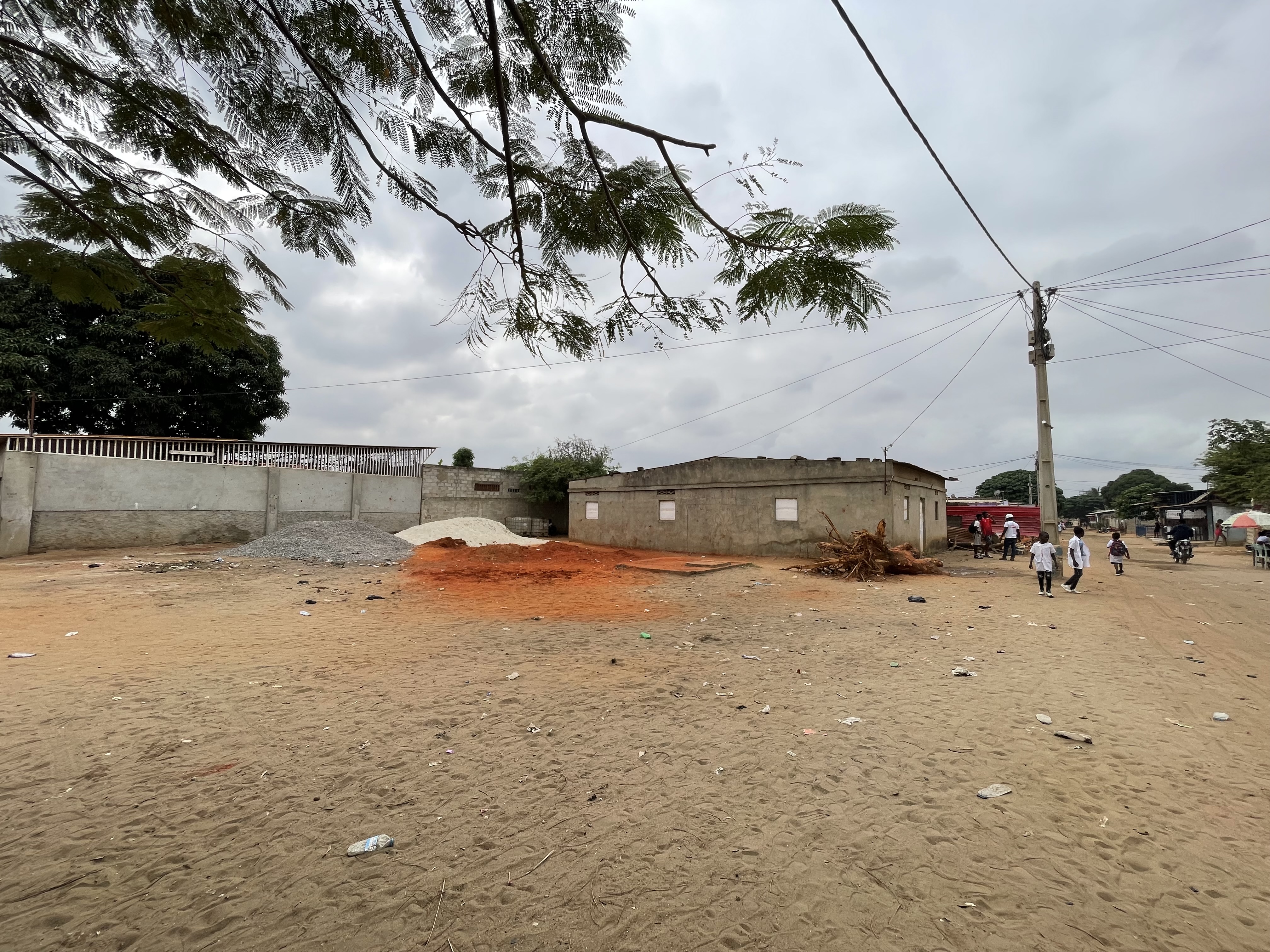 🏡 TERRENO À VENDA COM RESIDÊNCIA T4 DE OFERTA – BELA VISTA em Luanda