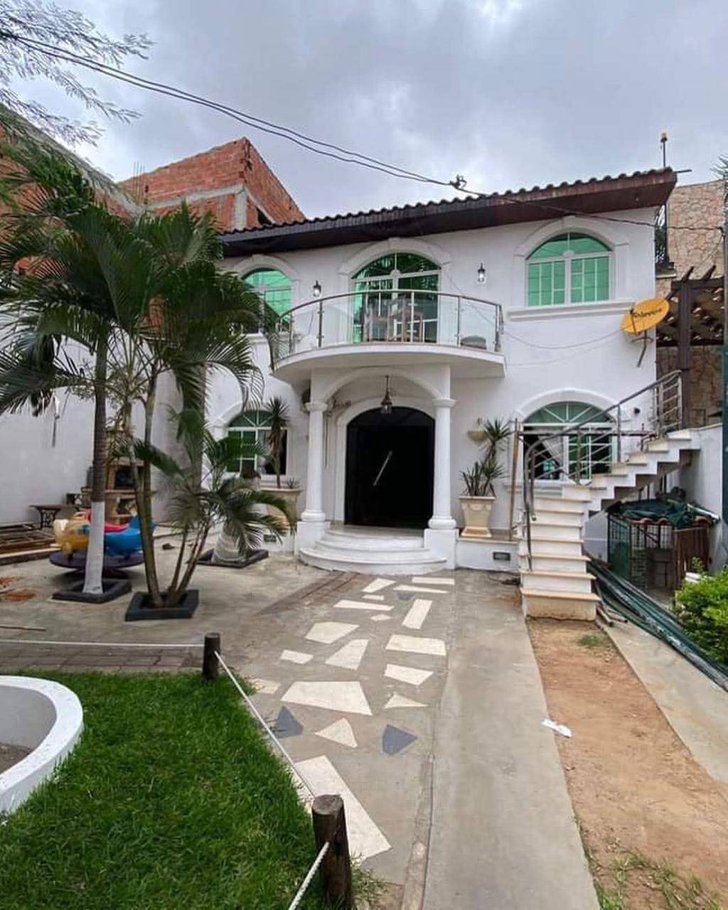 Vivenda duplex V4+1 em Luanda - T4