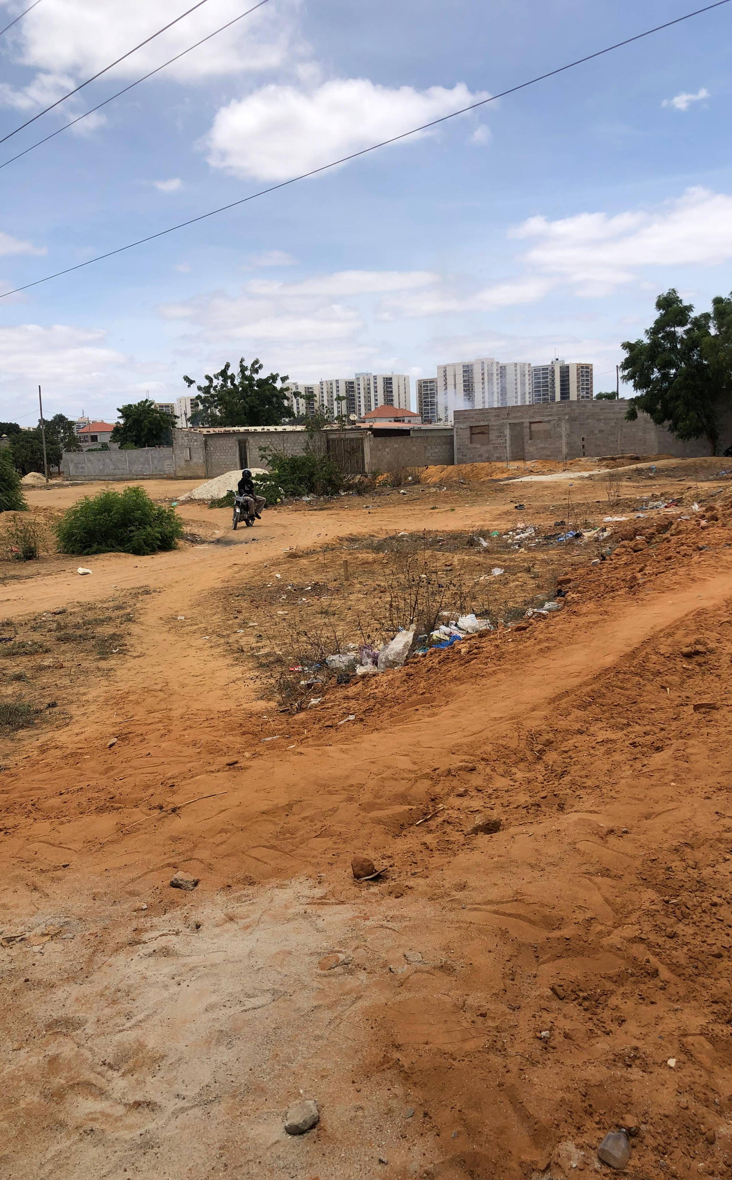 VENDE-SE TERRENO Localização 📍Por trás da Vida Pacífica zona 3 em Luanda