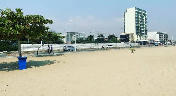 TERRENO A BEIRA ESTRADA NA ILHA DO CABO (LUANDA) IDEAL PARA INVESTIMENTOS DIVERSOS DE ALTO PADRÃO em Luanda