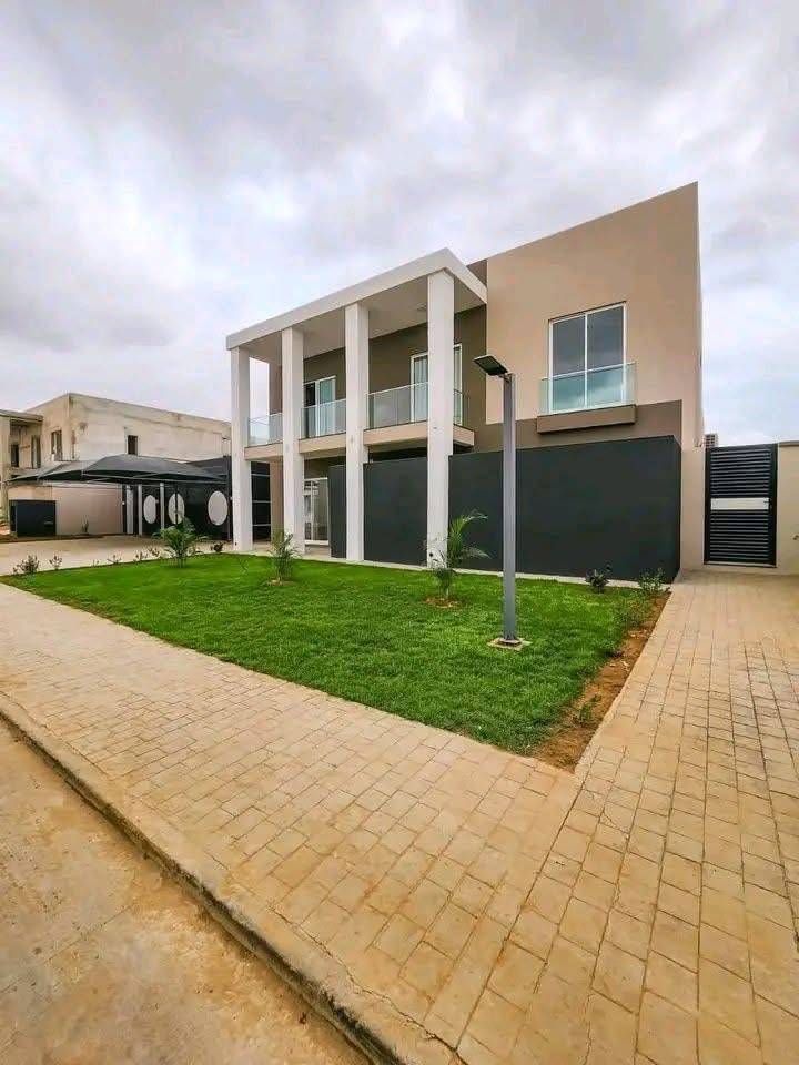 À VENDA VIVENDA V5 DUPLEX URBANIZAÇÃO BOA VIDA em Luanda patriota - T6