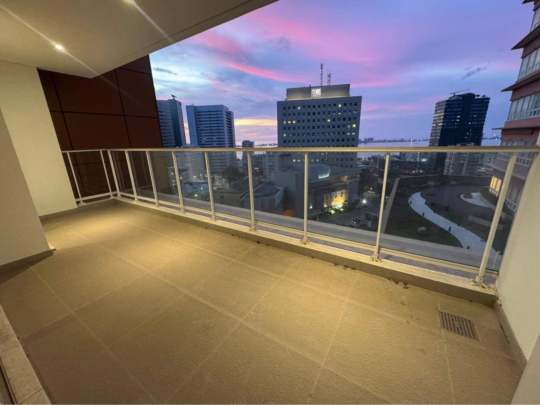ARRENDA-SE APARTAMENTO T3 DE LUXO sem móveis LOCAL: EIXO VIÁRIO, EDIF MINISTÉRIO DOS petróleos-Luanda 
