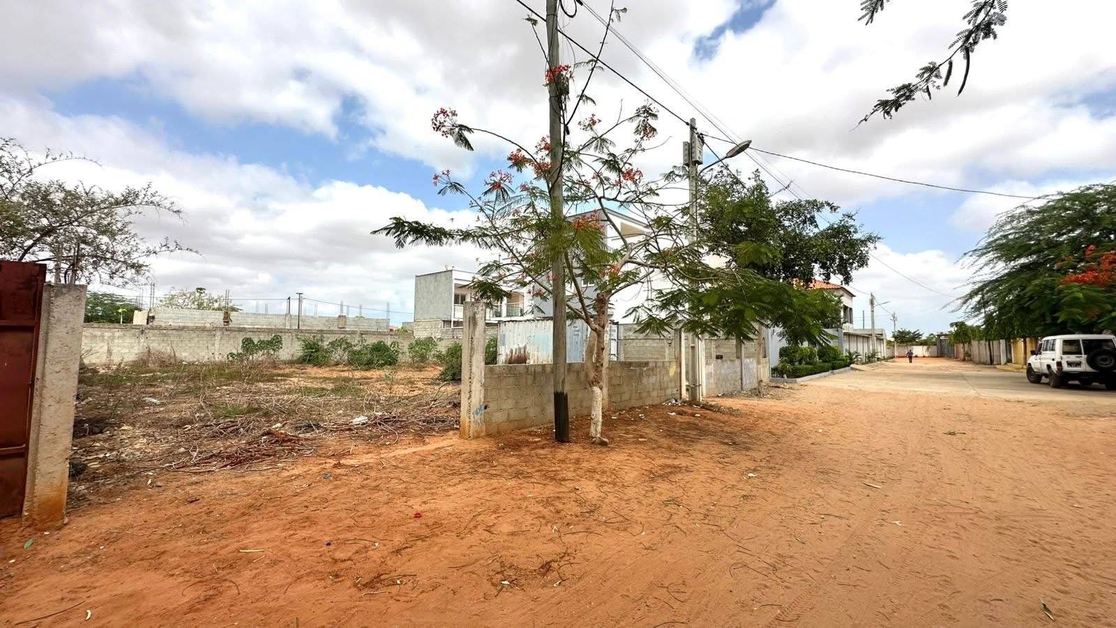 📍VENDE-SE ESTE TERRENO NO BENFICA | ZONA-VERDE 3  DIMENSÃO: 30/20 | 600m²   PREÇO: 14.500.000,00 M/Kz NEGOCIÁVEL   LOCAL: BENFICA | AO LADO DO CONDOMÍNIO VILA ISREAL   OBS:  - VEDADO; - 4 minuto da via principal até ao espaço.  - Pedonal do Cemitério, lado oposto, a entrada da Empresa Pingo de Ouro, na sequência do Condomínio Vila Israel. 